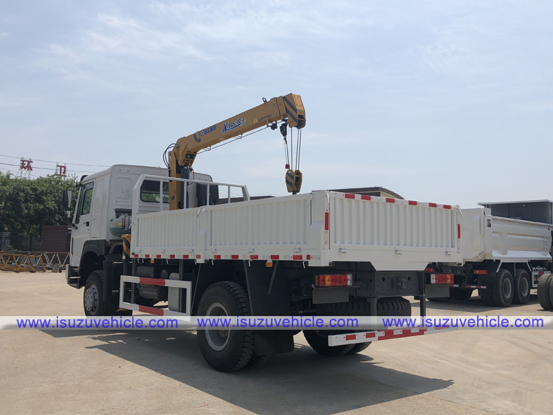 SINOTRUK HOWO 4X4 Telescopic Boom Crane Truck